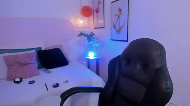 Snapshot of naomiii__ chatting on 10.14.25 naomiii online show from 10.14.25