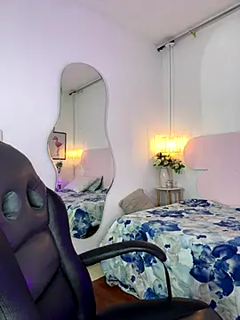 Snapshot of naomiii__ chatting on 10.18.25 naomiii online show from 10.18.25