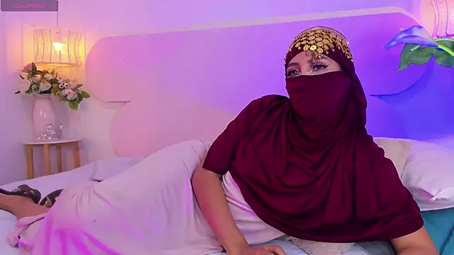 Snapshot of naomiii__ chatting on 10.18.25 naomiii online show from 10.18.25