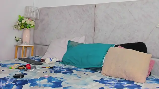 Snapshot of naomiii__ chatting on 10.23.25 naomiii online show from 10.23.25