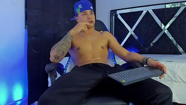 SantiagoReyesFtt online show from 12.31.24