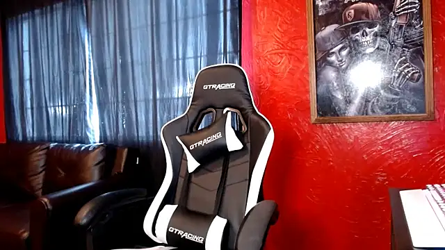 Snapshot of daddy_girl88 chatting on 10.01.25 daddy girl88 online show from 10.01.25