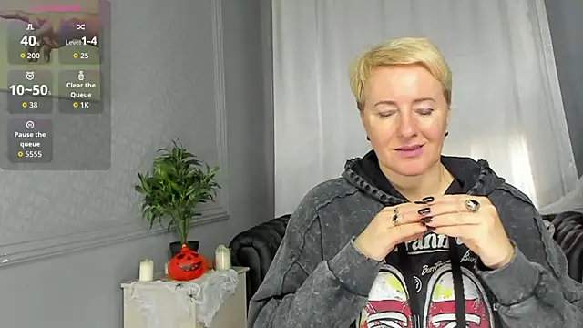 Snapshot of Nika_Smit chatting on 10.31.25 Nika Smit online show from 10.31.25