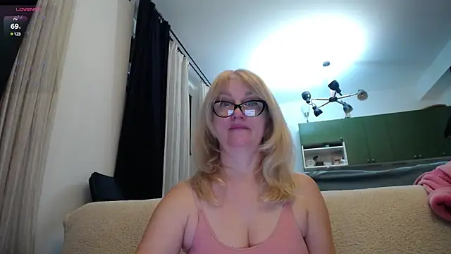 Blond Woman online show from 01.17.25