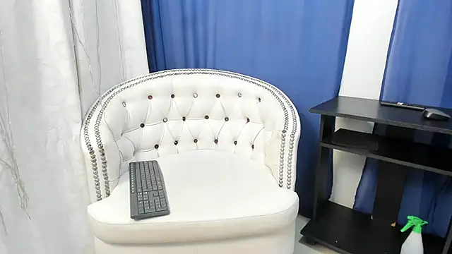 Snapshot of Analia18_ chatting on 12.11.24 Analia18 online show from 12.11.24