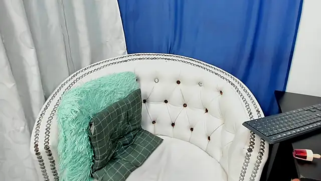 Snapshot of Analia18_ chatting on 01.14.25 Analia18 online show from 01.14.25