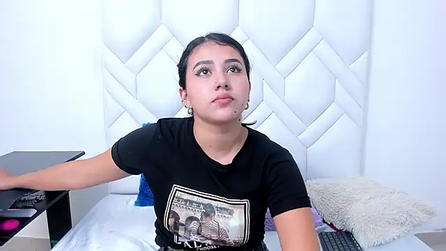 Analia18  online show from 11.14.25