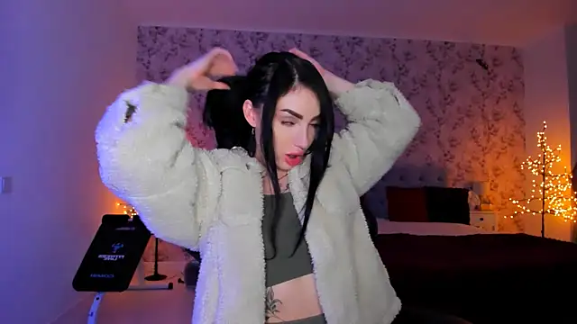 NancyLovee  online show from 04.19.26