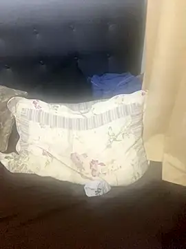 Snapshot of gloria7v05 chatting on 12.21.25 gloria7v05 online show from 12.21.25