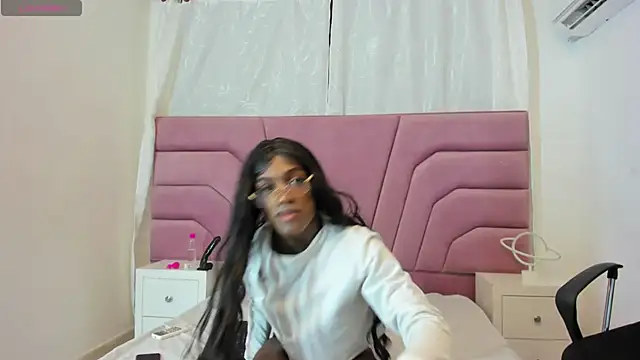 Snapshot of aishasounders chatting on 12.25.24 aishasounders online show from 12.25.24