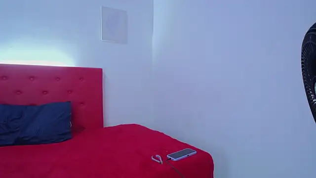 issa kitty online show from 12.04.24