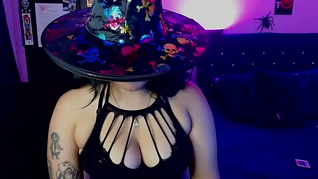 Snapshot of Pauilina chatting on 11.02.25 Pauilina online show from 11.02.25