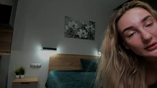 chloewallace online show from 12.02.24