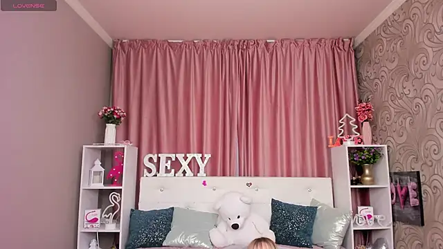 Snapshot of KattyPeachX chatting on 02.07.25 KattyPeachX online show from 02.07.25