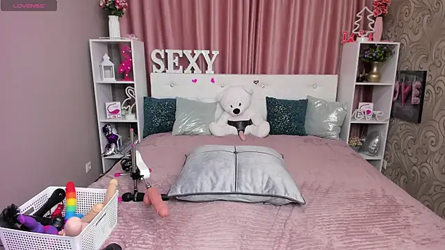 Snapshot of KattyPeachX chatting on 02.14.25 KattyPeachX online show from 02.14.25