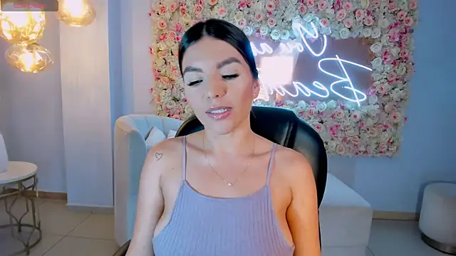 Snapshot of ValeriaRoldanX chatting on 02.05.25 ValeriaRoldanX online show from 02.05.25