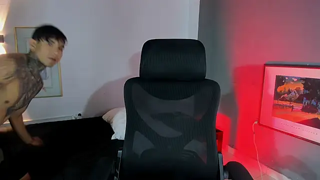 Travistanner 28 online show from 11.26.25