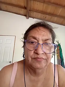 Snapshot of florecita69 chatting on 10.24.25 florecita69 online show from 10.24.25