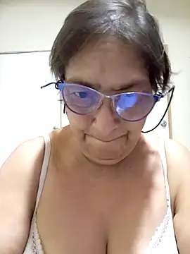 Snapshot of florecita69 chatting on 10.25.25 florecita69 online show from 10.25.25