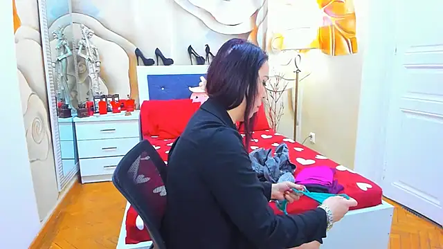 LauraSin online show from 02.23.25