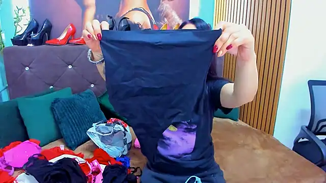 LauraSin online show from 10.05.25