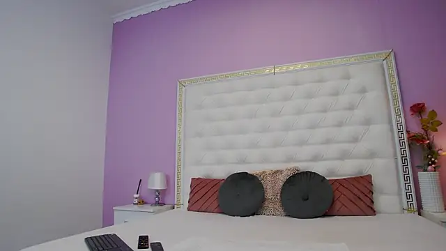 Lenna Paul online show from 12.17.25