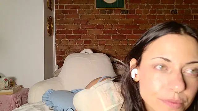 Snapshot of MaeDaybaby chatting on 10.27.25 MaeDaybaby online show from 10.27.25