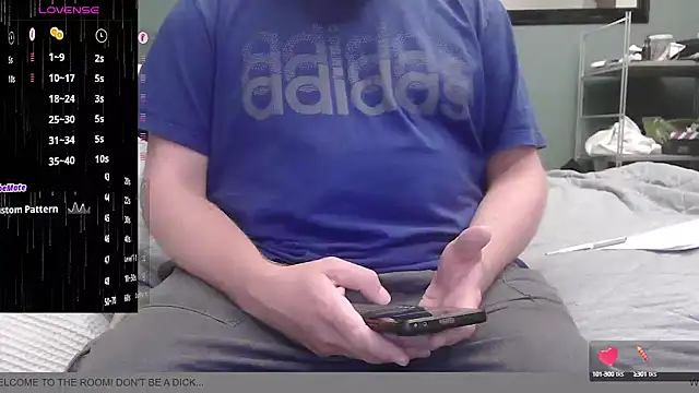 Snapshot of BondBroken chatting on 09.30.25 BondBroken online show from 09.30.25