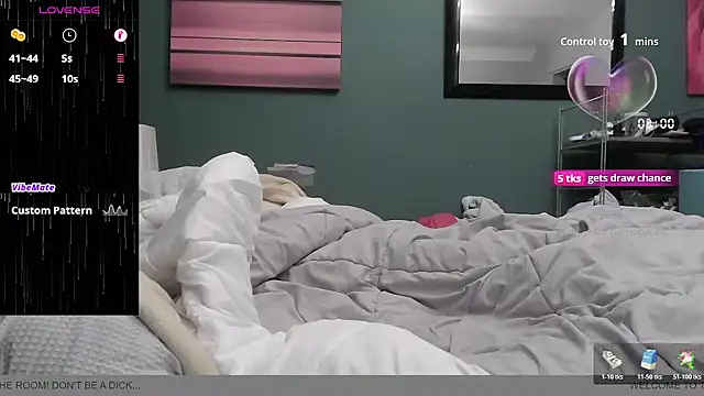 Snapshot of BondBroken chatting on 10.28.25 BondBroken online show from 10.28.25