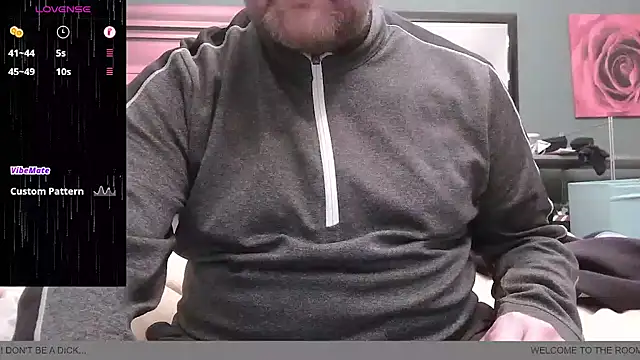 Snapshot of BondBroken chatting on 11.08.25 BondBroken online show from 11.08.25