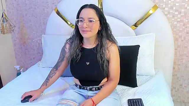 Snapshot of sophie_1 chatting on 02.15.25 sophie 1 online show from 02.15.25