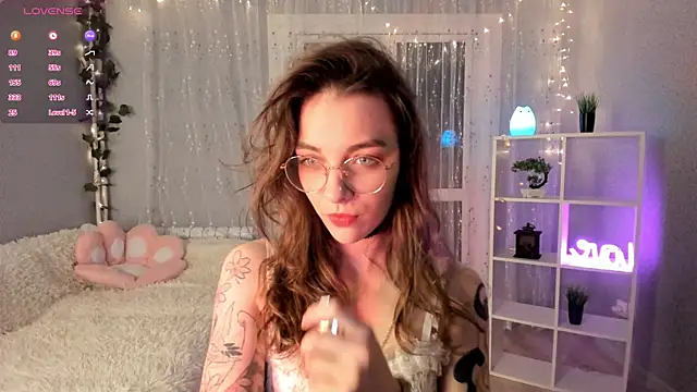 Snapshot of AraCopple chatting on 12.11.24 AraCopple online show from 12.11.24