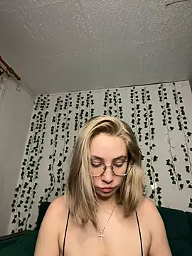 Snapshot of Kitty_Katrine chatting on 03.21.25 Kitty Katrine online show from 03.21.25