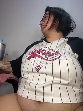 Snapshot of CinnamonCookiez chatting on 10.16.25 CinnamonCookiez online show from 10.16.25