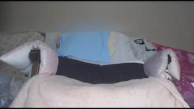 Snapshot of cross-dresser-nana chatting on 12.04.24 cross-dresser-nana online show from 12.04.24