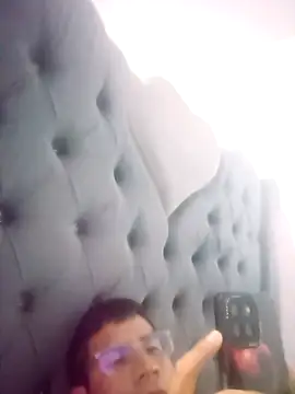 Snapshot of PequeArely chatting on 01.04.25 PequeArely online show from 01.04.25