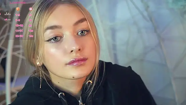 Snapshot of FlairCunard chatting on 12.11.24 FlairCunard online show from 12.11.24