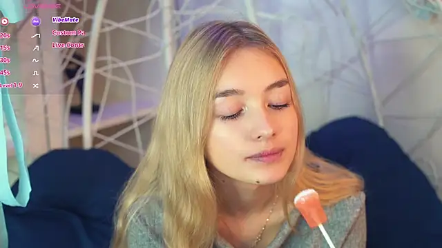 Snapshot of FlairCunard chatting on 12.12.24 FlairCunard online show from 12.12.24