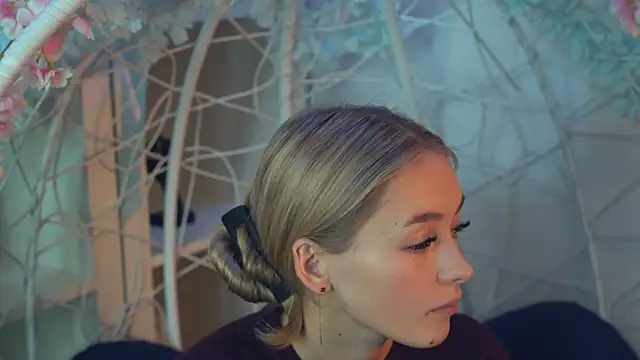 Snapshot of FlairCunard chatting on 12.18.24 FlairCunard online show from 12.18.24