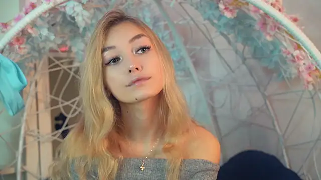 Snapshot of FlairCunard chatting on 12.20.24 FlairCunard online show from 12.20.24