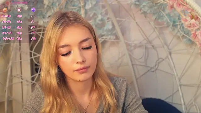 Snapshot of FlairCunard chatting on 12.20.24 FlairCunard online show from 12.20.24