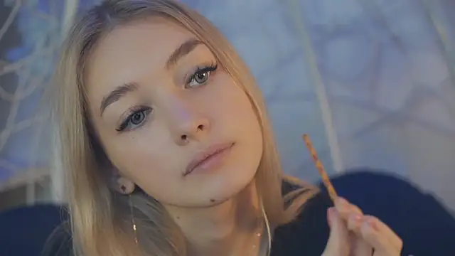 Snapshot of FlairCunard chatting on 12.23.24 FlairCunard online show from 12.23.24