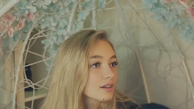 Snapshot of FlairCunard chatting on 01.02.25 FlairCunard online show from 01.02.25