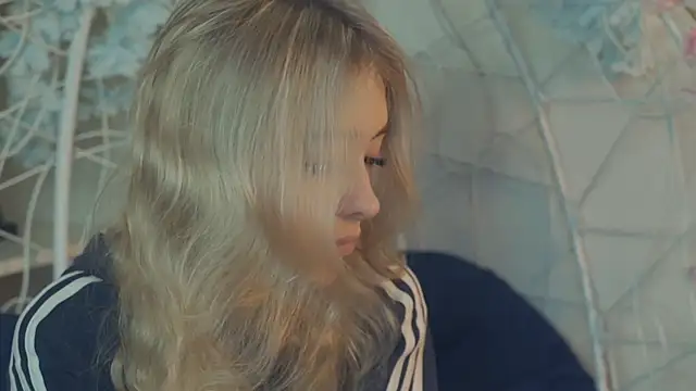 Snapshot of FlairCunard chatting on 01.06.25 FlairCunard online show from 01.06.25