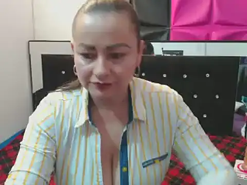 ScarletGlow1 online show from 01.20.25