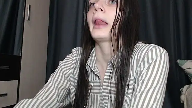 Snapshot of Effi_18 chatting on 10.24.25 Effi 18 online show from 10.24.25