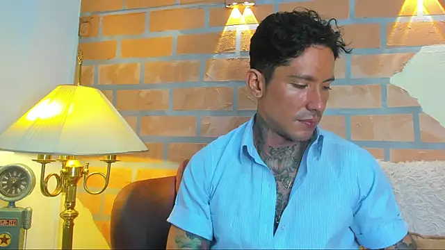 Snapshot of Dylanstonne chatting on 03.04.25 Dylanstonne online show from 03.04.25