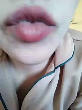 Snapshot of Anki-doll chatting on 01.08.25 Anki-doll online show from 01.08.25