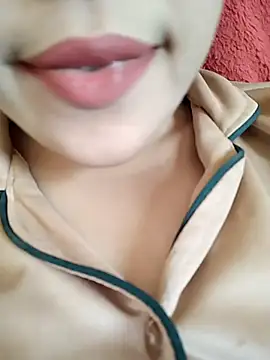 Snapshot of Anki-doll chatting on 02.05.25 Anki-doll online show from 02.05.25