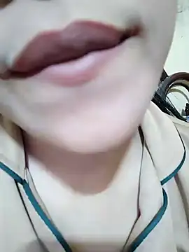 Snapshot of Anki-doll chatting on 02.11.25 Anki-doll online show from 02.11.25